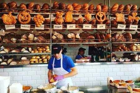 サンフランシスコの布丹・ベーカリーでパン職人がサワードウパンを作っています。