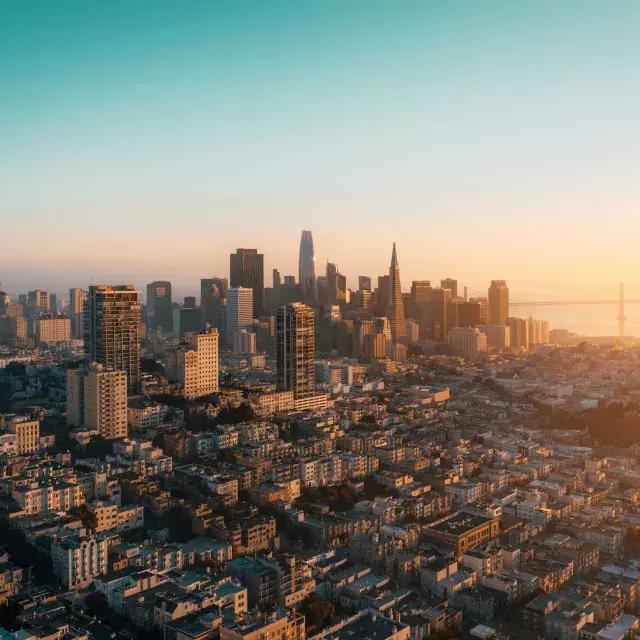 这些 Skyline von San Francisco erscheint aus der Luft in einem goldenen Licht.