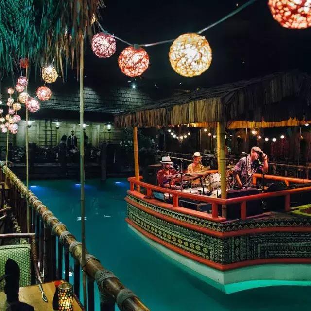 豪斯乐队在贝博体彩app费尔蒙特酒店世界著名的汤加房间的泻湖演出.