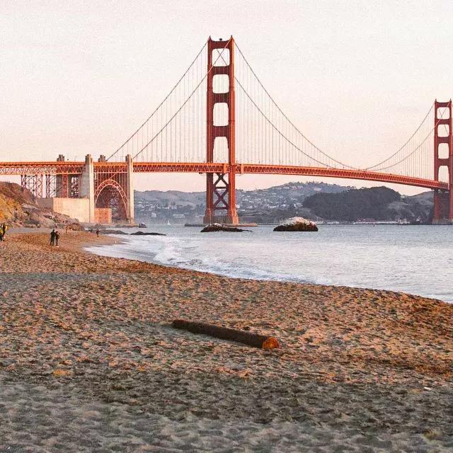 サンフランシスコのベイカービーチと金门大桥を背景にした写真