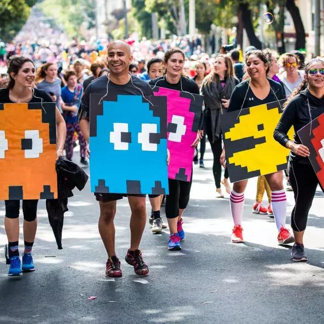 Läufer in Pac-Man-Kostümen beim Bay to Breakers Race SF